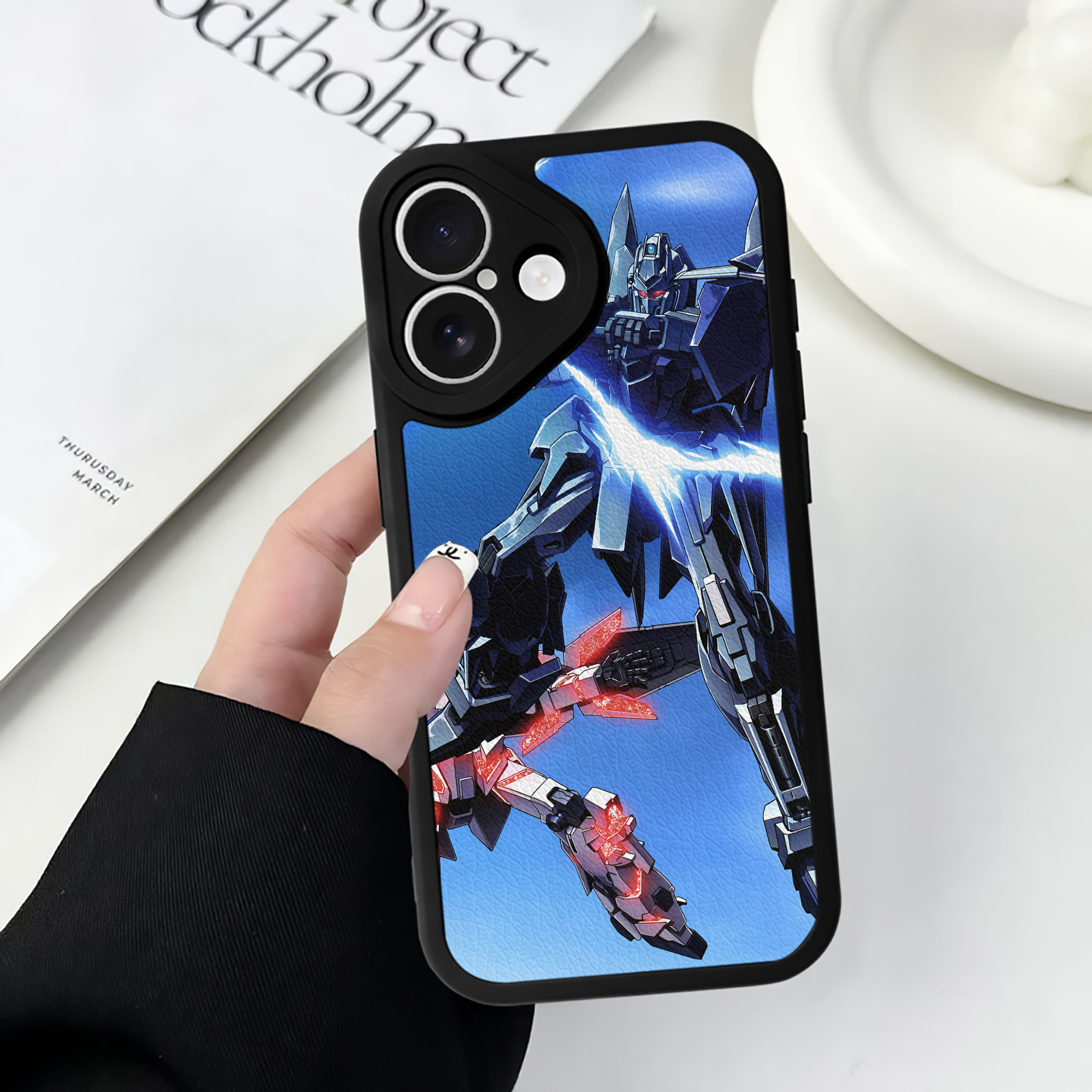 （画像用） 機動戦士ガンダム Mobile Suit Gundam 【iPhone 16シリーズ対応】シリコンスマホケース（レザー調） 材質：シリコン